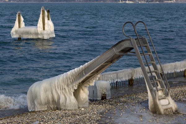 childrens playground
Genève
Schlüsselwörter: Eis eisig vereist Wasser arktisch Zuckerguss Rutsche Ruhe friedlich Zauber Wetterphänomen Winter Kälte weiss Sonne kalt sibirisch Frost Ereignis  Wetter malerisch pittoresk skurill bizarr surrealistisch unbrauchbar Attraktion extrem eingepackt umhüllt 
