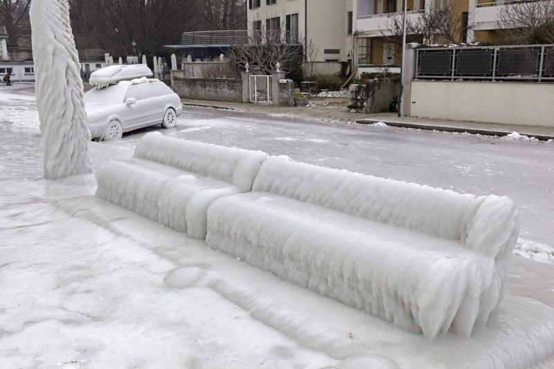 Rest!
Versoix Lac Léman
Schlüsselwörter: Eis eisig vereist arktisch Schnee Winter Kälte weiss kalt sibirisch Frost Ereignis Skulptur Verhüllung Wetter malerisch pittoresk Frische skurill bizarr selten Attraktion extrem Zuckerguss Bank Glatteis  Kunstwerk unbeweglich Stillstand Ruhe 
