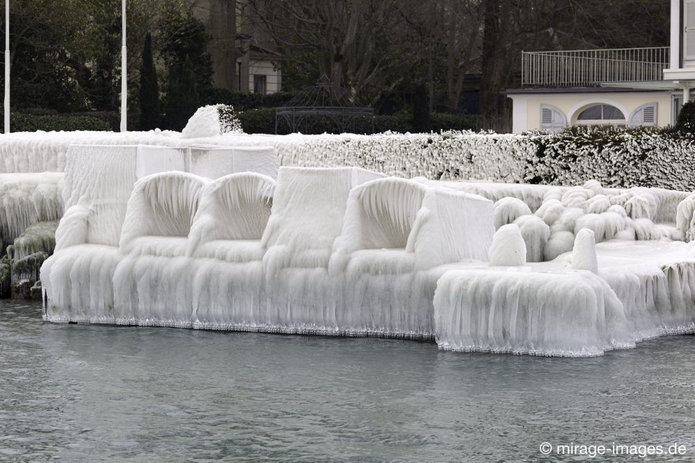 Icy Beach Chairs
Versoix Lac Léman
Schlüsselwörter: Zuckerguss Glatteis Eis vereist arktisch Winter Kälte sibirisch Strandkörbe Frost Skulptur malerisch pittoresk bizarr surrealistisch selten unbrauchbar Attraktion extrem eingepackt  Kunstwerk unbeweglich Ruhe friedlich Schönheit Zauber Spektakel 