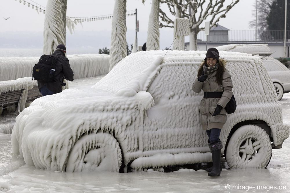 The Girl and the Car
Schlüsselwörter: Zuckerguss Glatteis Eis vereist arktisch Winter Kälte sibirisch Frost Skulptur Auto malerisch pittoresk Mädchen surrealistisch Frau unbrauchbar Attraktion extrem eingepackt hilflos Fahrzeug Kunstwerk unbeweglich Ruhe friedlich Schönheit Zauber Spektake