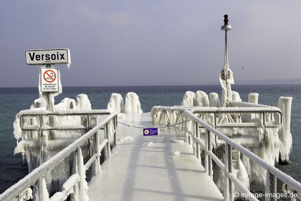 Jetty
Versoix Lac Léman
Schlüsselwörter: Eiskristalle Eis arktisch Steg Winter Kälte Sonne kalt sibirisch Frost Ereignis Skulptur malerisch pittoresk skurill bizarr surrealistisch selten extrem Kunstwerk unbeweglich Stillstand Ruhe friedlich Schönheit Magie Zauber kurios Glatteis Wetterphänom