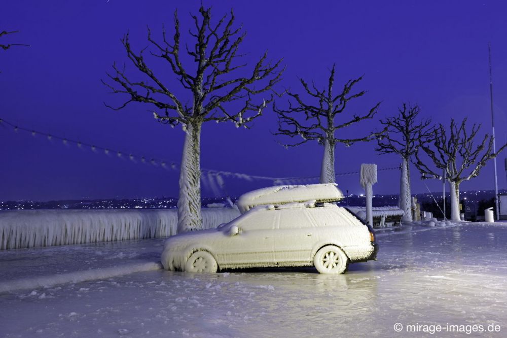 Sleepy Car
Versoix Lac Léman
Schlüsselwörter: Zuckerguss Glatteis Eis vereist arktisch Winter Kälte sibirisch Frost Skulptur Auto malerisch pittoresk bizarr surrealistisch selten unbrauchbar Attraktion extrem eingepackt Bank Kunstwerk unbeweglich Ruhe friedlich Schönheit Zauber Promenade nachts