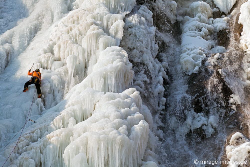 Ice Climbing on Cascade de Pissevache 
Vernayaz 
Schlüsselwörter: Aktivität eingefroren Einklang Eis Eisklettern Erholung Extremsport Fitness fliessen Flusslauf fragil Frost gefährlich gefroren Herausforderung Kälte Konzentration Kraft mutig Person Pracht rauh  Ruhe Schnee Schönheit sibirisch Sport Wasserfall Winter