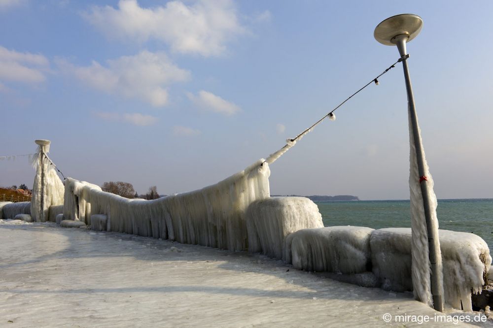 Promenade
Nyon Lac Léman
Schlüsselwörter: Zuckerguss Glatteis Eis vereist arktisch Winter Kälte sibirisch Frost Skulptur malerisch pittoresk bizarr surrealistisch Laterne unbrauchbar Attraktion extrem eingepackt  Kunstwerk unbeweglich Ruhe friedlich Schönheit Zauber Spektakel 