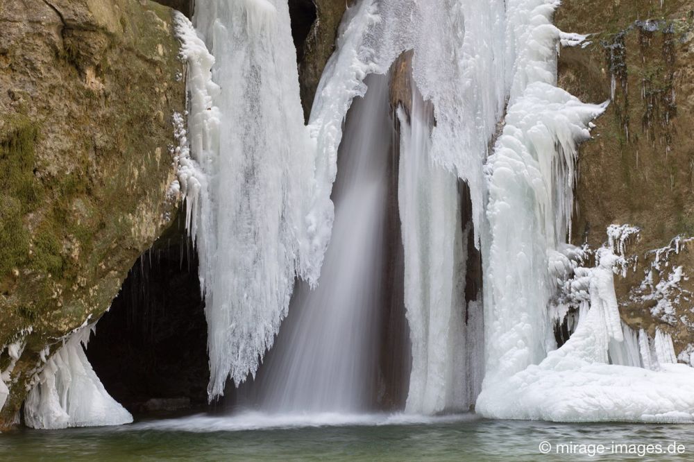 Tine de conflens 
La Sarraz
Schlüsselwörter: bizarr draussen eingefroren Einklang Eis Eiszapfen fantastisch Felsen fliessen friedlich Frost gefroren Gewässer Jahreszeit Kälte Magie magisch Pracht rauh romantisch Schönheit Stillstand vereist verzaubert Wasser Wasserfall weich weiss Winter Zauber 