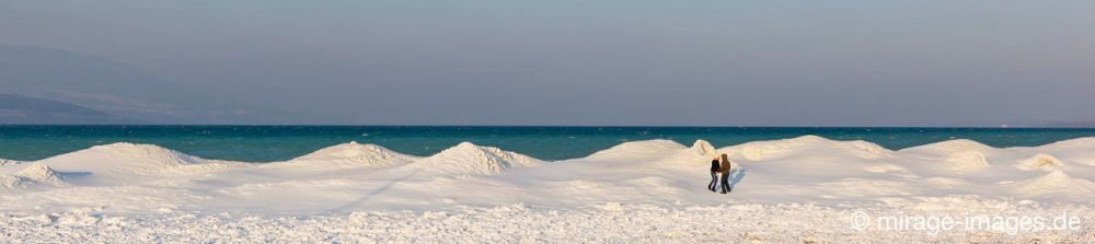 Frisky Couple
Lac de Neuchâtel 
Schlüsselwörter: Freunde Eis fantastisch friedlich Frost gefroren verliebt Winter Kälte Magie magisch Pracht rauh extrem kalt Dünen  Landschaft Natur romantisch Schönheit vereist verzaubert Wasser Ufer See Winter Zauber spielen Ruhe friedlich Paar Panorama Abendsonne