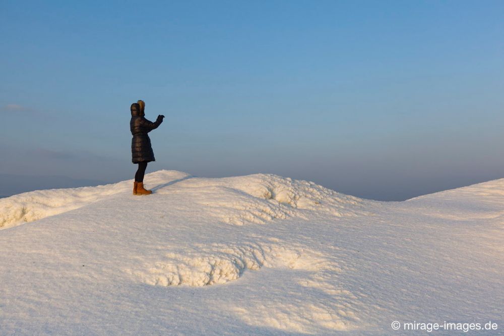 Eskimo takes a Picture
Plage d´Yvonand
Schlüsselwörter: Schnee Eis fantastisch friedlich Frost gefroren Gewässer Winter Kälte Magie magisch Pracht rauh extrem kalt Dünen  Landschaft Natur romantisch Schönheit vereist verzaubert Wasser Ufer See Winter Zauber Mädchen fotografieren Ruhe friedlich Dünen Aben