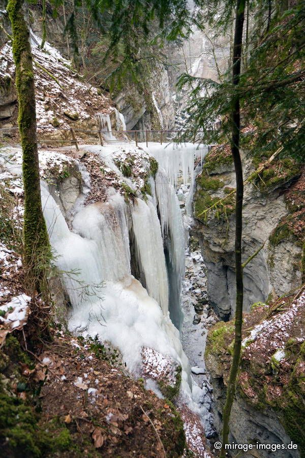 Gorges de l'Areuse
Val de Travers
Schlüsselwörter: alt Brücke Eis Melancholie Felsen Fluss Frost Jahreszeit kalt Kälte Landschaft Magie magisch Natur natürlich Pracht rau romantisch Schlucht Schnee Schönheit Stille Stillstand ungezähmt ursprünglich urwüchsig verzaubert Wasser wild Winter Zauber