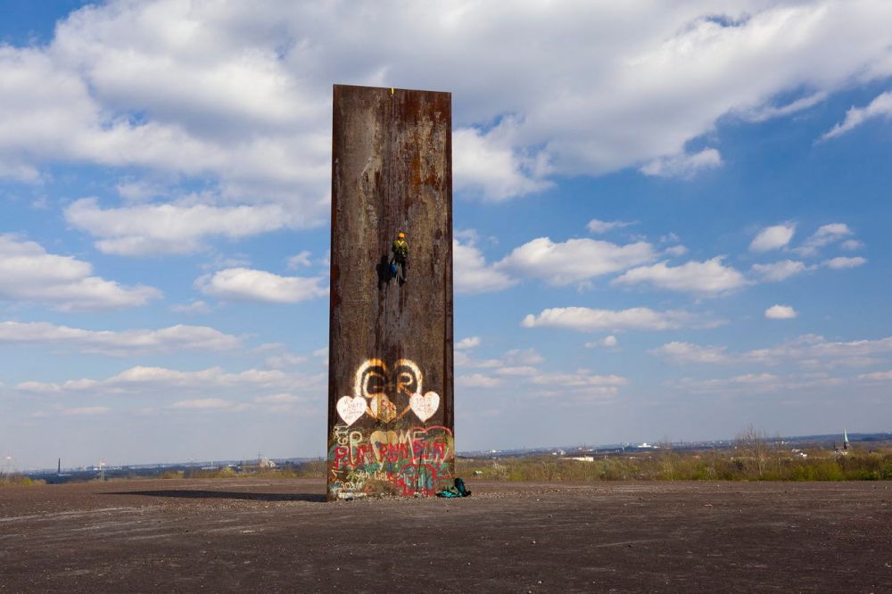 Kletterer auf der Bramme
Essen
Schlüsselwörter: Ruhrgebiet Revier Architektur Industriekultur Strukturwandel Montanindustrie Ausflugsziel Attraktion Landmarke Kultur Kunst leer einsam Skulptur Halde Abraum Eisen Stahl roh Rost Graffiti klettern