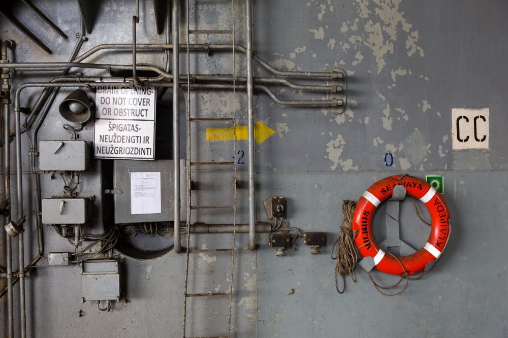 Klaipeda F�hre
Sassnitz
Schlüsselwörter: Rettungsring F�hre Stahl Eisen kalt grau Leiter Schiff massiv solide rot Stilleben Klaipeda Litauen seltsam nüchtern sachlich funktional