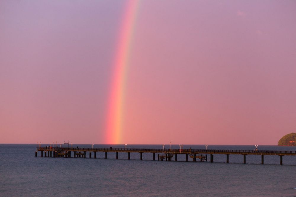 Rainbow Bridge
Binz Rügen
Schlüsselwörter: Regenbogen Himmel rot Steg Wasser Anleger Brücke Weite Dämmerung Wetter Atmosphäre Licht leuchten Abend verlassen leer menschenleer einsam ruhig Ruhe Horizont Urlaub Seebrücke Tourismus Freizeit Erholung mondän baden Tourismus Sehenswürdigkeit 