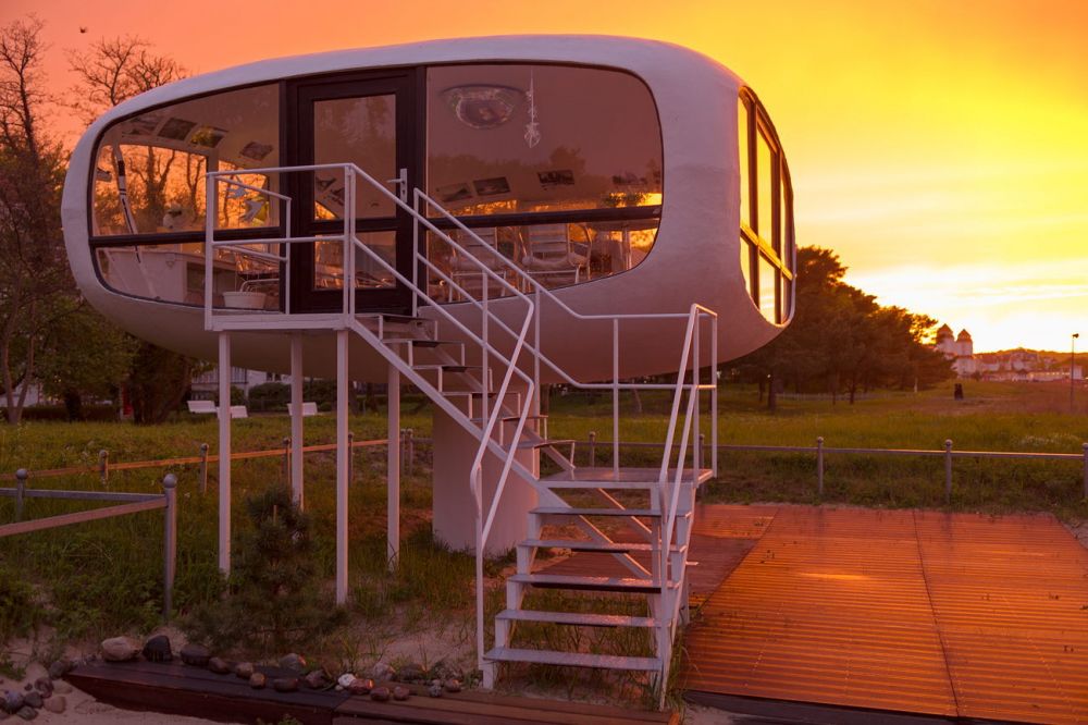 Ufo von Ulrich Müther 
Binz Rügen
Schlüsselwörter: Architektur Moderne futuristisch schwebend geschwungen Betonschalenbau rund weich transparent Sehenswürdigkeit Ufo Feuer Himmel orange gelb Sonnenuntergang Farben Glas Beton Ostsee Ostseebad Atmosphäre Licht leuchten Abend abends menschenleer Ulrich Mü
