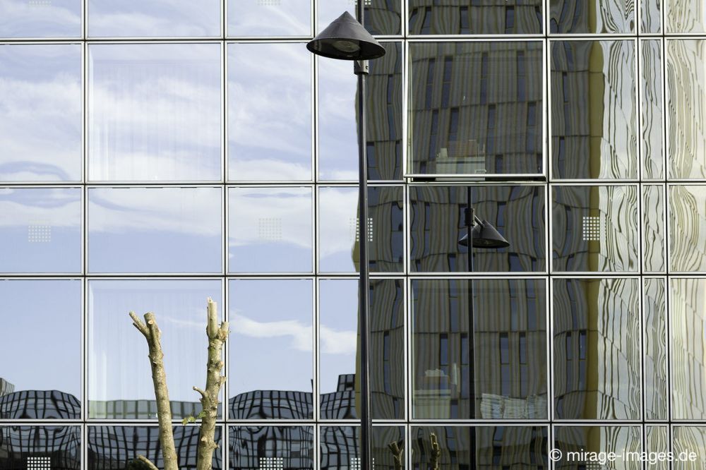 Sofitel
Luxembourg Kirchberg
Schlüsselwörter: Spiegel Glas Fassade Spiegelung Hochhaus verzerrt Himmel europäischer Gerichtshof Architektur Oberfläche glatt kalt modern international urban Turm geometrisch