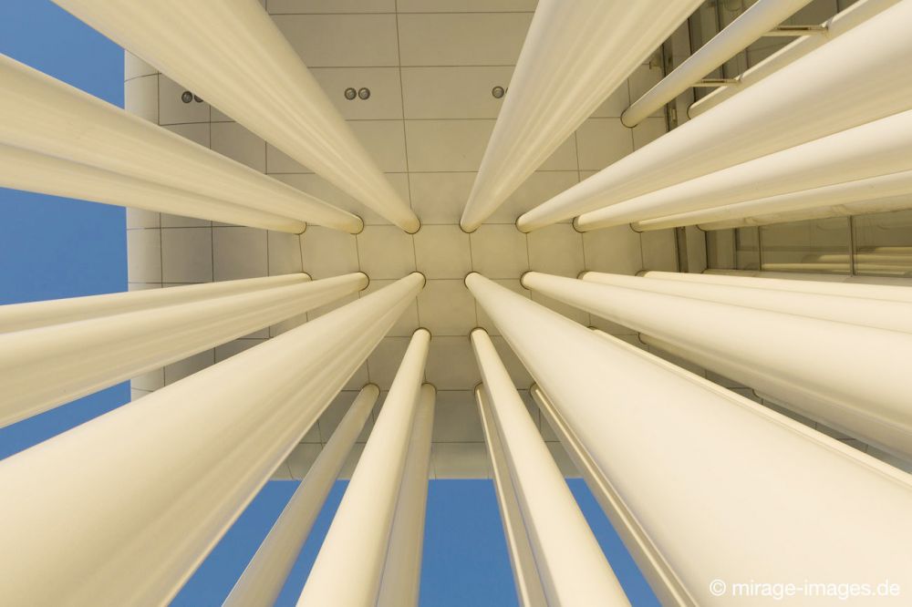 Philharmonie Luxembourg
Luxembourg Kirchberg
Schlüsselwörter: Fassade Gebäude modern Glanz weiss Geometrie geometrisch Struktur Symmetrie schnörkellos kalt makellos Kunst Musik Konzert Klassik Säulen Personen Mensch avantgardistisch leicht Konzerthaus repräsentativ Prestige Tourismus Attraktion Metallkolonnen