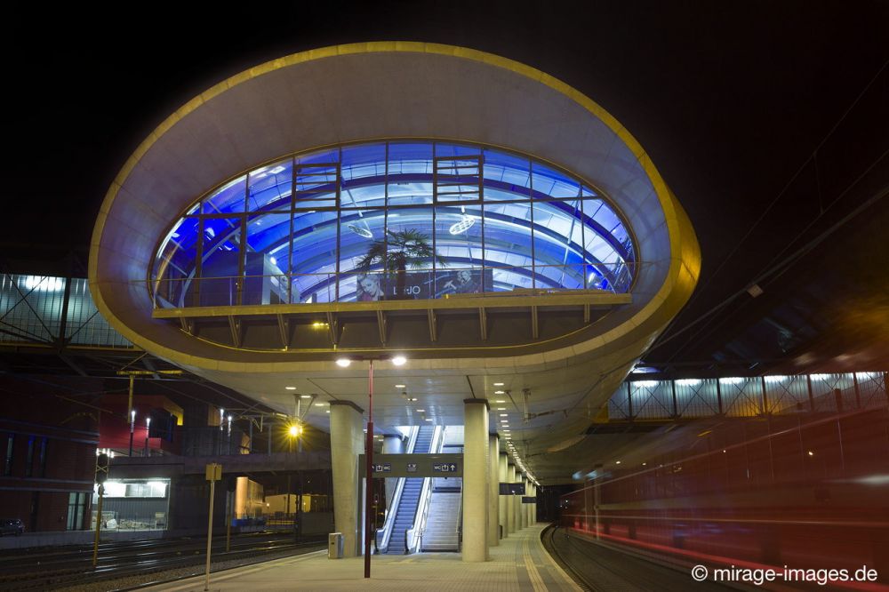 Gare Belval Université
Esch-sur-Alzette
Schlüsselwörter: repräsentativ Prestige Architektur nachts farbig blau Infrastruktur Bahnhof futuristisch modern verlassen menschenleer Lichter beleuchtet Wurm Glas Kunstlicht Stadtentwicklung avantgardistisch Avantgarde rund weich Form elegant Überdachung schwebend