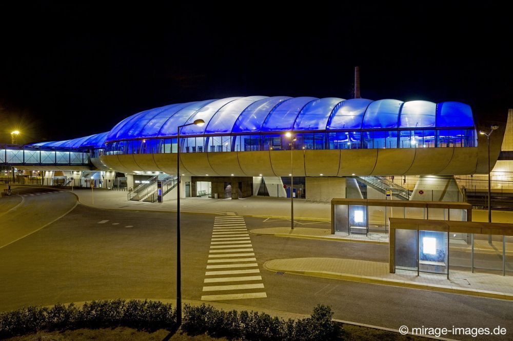 Gare Belval Université
Esch-sur-Alzette
Schlüsselwörter: repräsentativ Prestige Architektur nachts farbig blau Infrastruktur Bahnhof futuristisch modern verlassen menschenleer Lichter beleuchtet Wurm Glas Kunstlicht Stadtentwicklung avantgardistisch Avantgarde rund weich Form elegant Überdachung schwebend