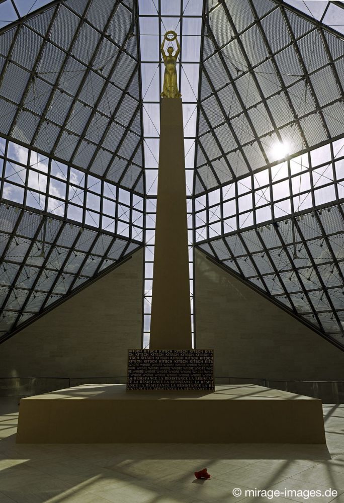 "Lady Rosa of Luxembourg" Sanja Ivekovi`c  2001
Mus�e d'art moderne Grand-Duc Jean 
Schlüsselwörter: Kunst Skulptur Plastik umstritten gold Anspielung Lorbeerkranz Trauer Opfer Krieg Ästhetik schwanger rein Museum Geschichte Symbol Freiheit Widerstand politisch poetisch Symbol Kontroverse Frau