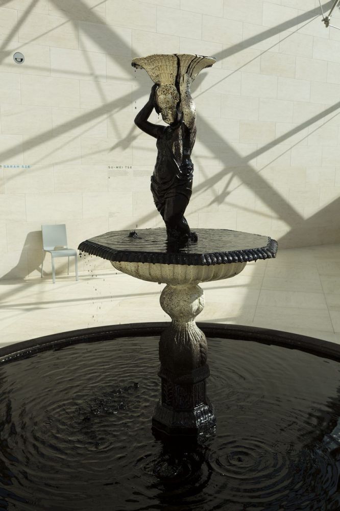 „Many Spoken Words“  Su Mei Tse 2009
Mus�e d'art moderne Grand-Duc Jean 
Schlüsselwörter: Tinte Brunnen Kunst Plastik Skulptur ewig Fluss Symbol schwarz Kontinuität ständig Metapher Worte Erneuerung tropfen Barock Spuren