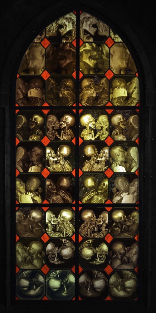 Wim Delvoye Chapelle 2006
Mus�e d'art moderne Grand-Duc Jean 
Schlüsselwörter: Nichtigkeit Eitelkeit düster Schädel Kapelle Bleiverglasung schwer Metall Kirchenfenster heidnisch Vanitas Gewalt vergänglich vergehen Röntgen Küsse Glas Verfall Dasein gotisch Fenster Skelett Schädel