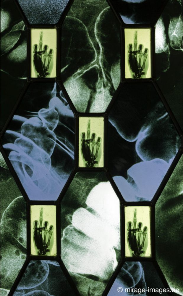 Wim Delvoye Chapelle 2006
Luxembourg Museum for Modern Art 
Schlüsselwörter: Nichtigkeit Eitelkeit d�ster Sch�del Kapelle Bleiverglasung schwer Metall Kirchenfenster heidnisch Vanitas Gewalt vergänglich vergehen Röntgen Hände Glas Verfall Dasein gotisch Fenster Skelett