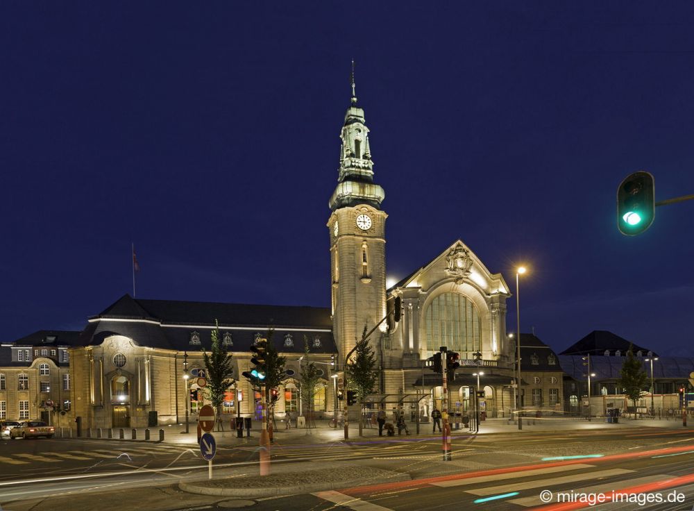 Gare de Luxembourg 
Schlüsselwörter: Bahnhof Infrastruktur nachts beleuchtet Verkehr Schiene Gebäude Strasse Ampel Station international Neobarock Glockenturm Uhr Großstadt urban Wohlstand liberal weltoffen Architektur 
