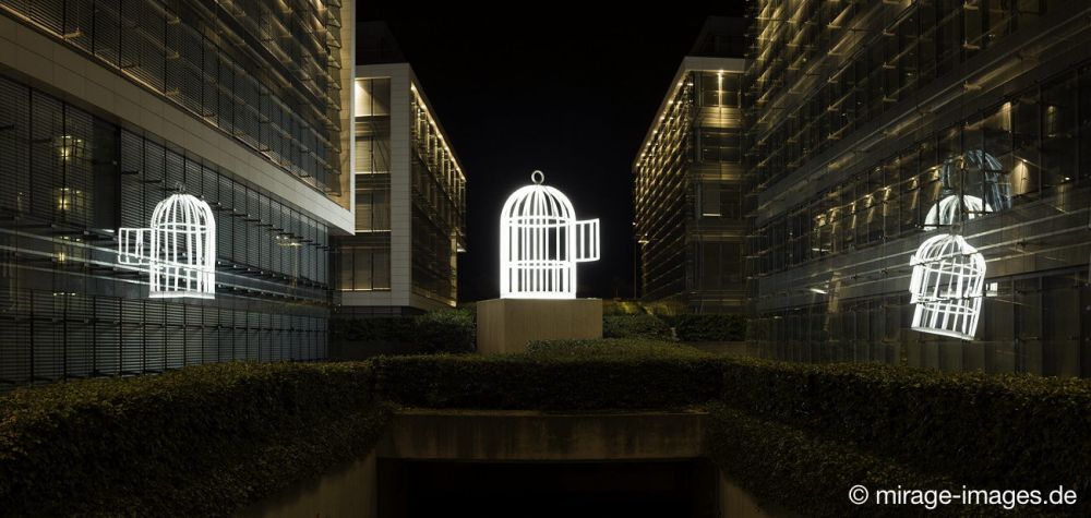 Bird cage Su-Mei Tse 2008
Luxembourg Kirchberg K2
Schlüsselwörter: Kunst Skulptur Plastik beleuchtet Neon Licht Käfig Vogel Symbol Freiheit chinesisch Singvögel Vogelkäfig K2 Installation Poesie poetisch Kirchberg Plateau urban Architektur international Tradition