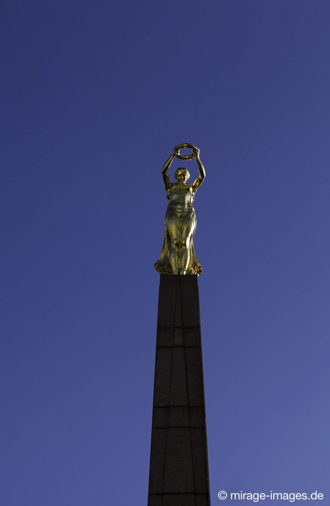 Gëlle Fra (Goldene Frau) Monument du Souvenir - Place de la Constitution
Luxembourg
Schlüsselwörter: Kunst Skulptur Plastik umstritten gold Claus Cito Lorbeerkranz Trauer Opfer Krieg Ästhetik Himmel blau rein Denkmal Geschichte Symbol Freiheit Widerstand politisch
