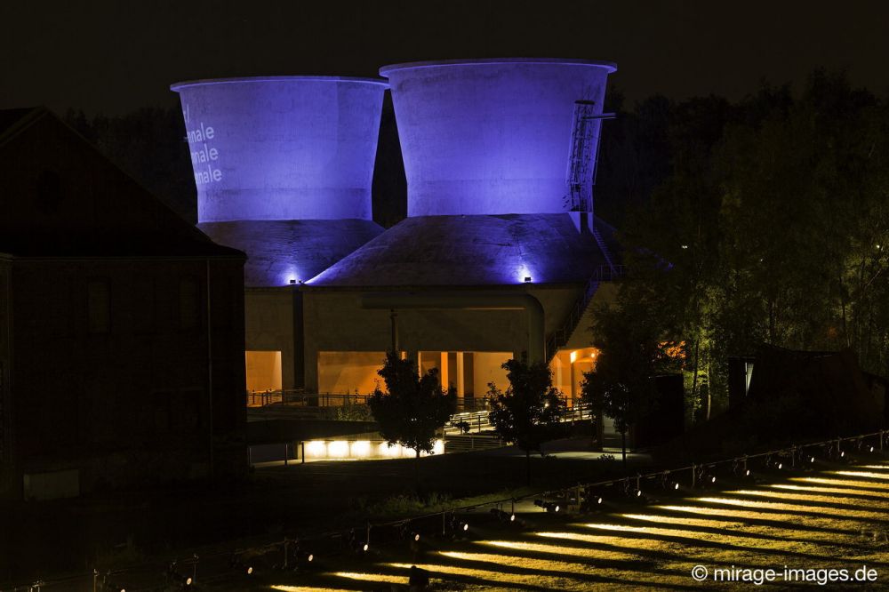 Wassert�rme Ruhrtrienale 2012 Urbane K�nste
Bochum Jahrhunderthalle
Schlüsselwörter: Ruhrgebiet Industriegeschichte Revier Eisen Stahl Industriekultur Industrieanlage Standort Schwerindustrie Montanindustrie Architektur Erbe Industrieromantik Ausflugsziel Veranstaltungsort Erholung stillgelegt Attraktion Landmarke blau Licht Nacht Kunst