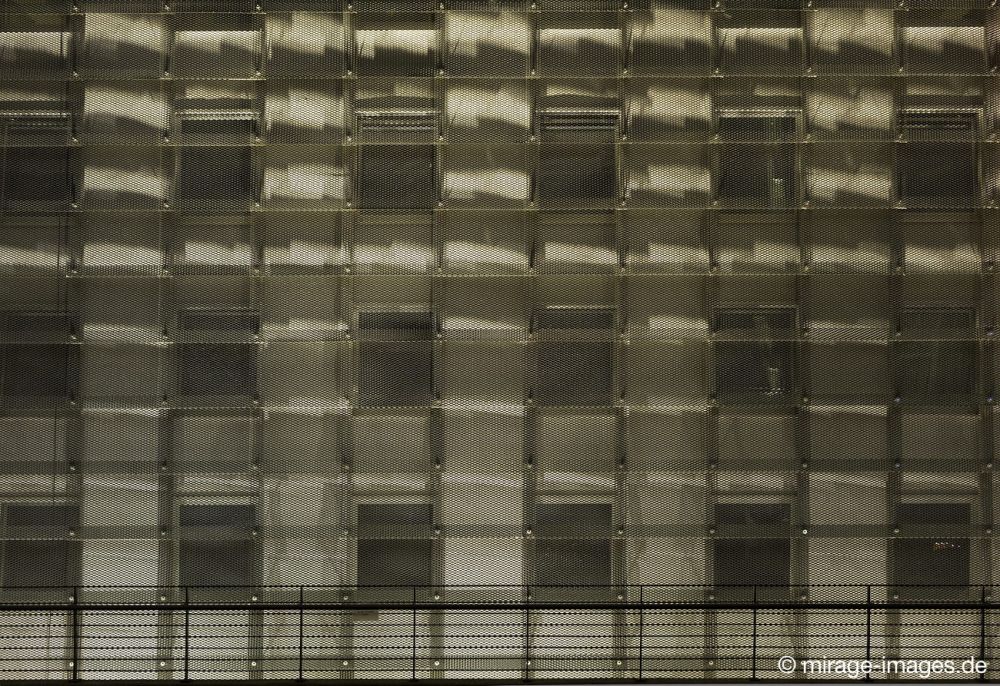 Fassade
Bochum Jahrhunderthalle
Schlüsselwörter: Ruhrgebiet Industriegeschichte Revier Eisen Arbeit Industriekultur Industrieanlage Architektur modern Gitter silber Schutz Muster Textur Oberfläche Gewebe Stahl