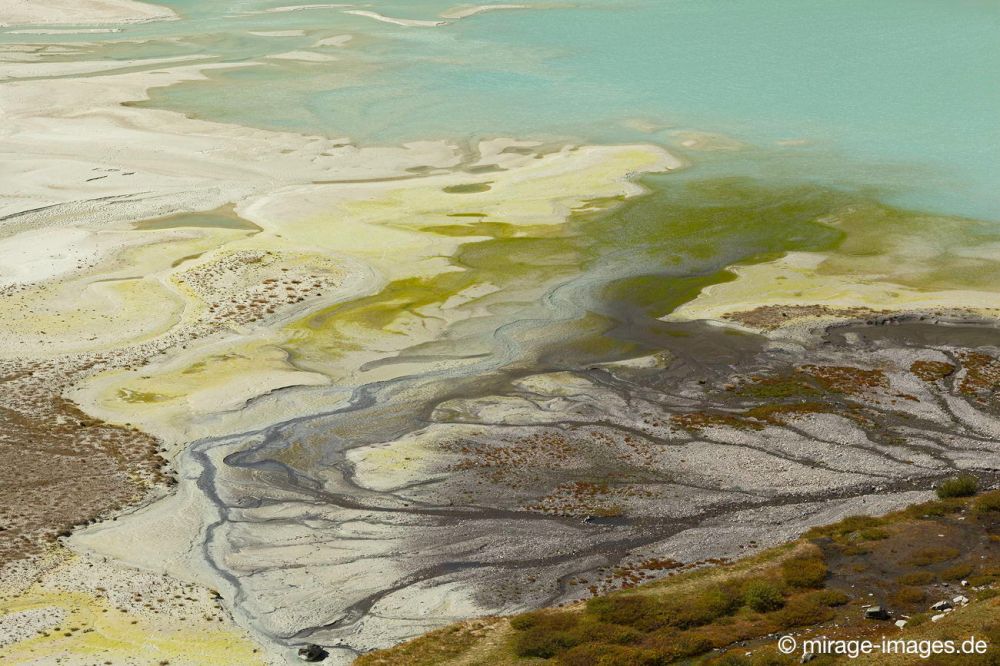 Sea of Remembrance
Lac de Moiry
Schlüsselwörter: abgelegen Einöde einsam empfindlich Erdfarben Erde Farbe Felsen Geröll geschützt gewaltig Gewässer Gipfel Gletschersee Inseln karg  Landschaft menschenleer natürlich Naturschutz Ökosystem rau Sand Sedimente See surreal Teich Wasser Weite zerbrechlic