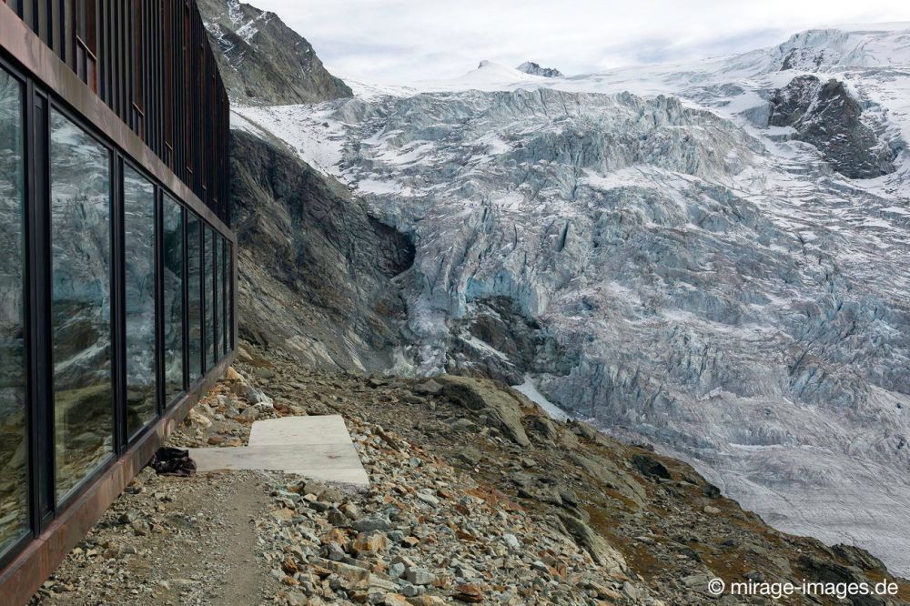 Cabane de Moiry
Schlüsselwörter: Gletscher Eis schmelzen Stein Felsen karg einsam Klima Klimawandel Wärme bizarr rau Spuren Geröll abtauen Naturgewalt kraftvoll schleifen Schleifspuren Erosion grau Pastellfarben Frost frostig erstarrt bewegungslos Hütte  Unterkunft Schutz Spiegelung