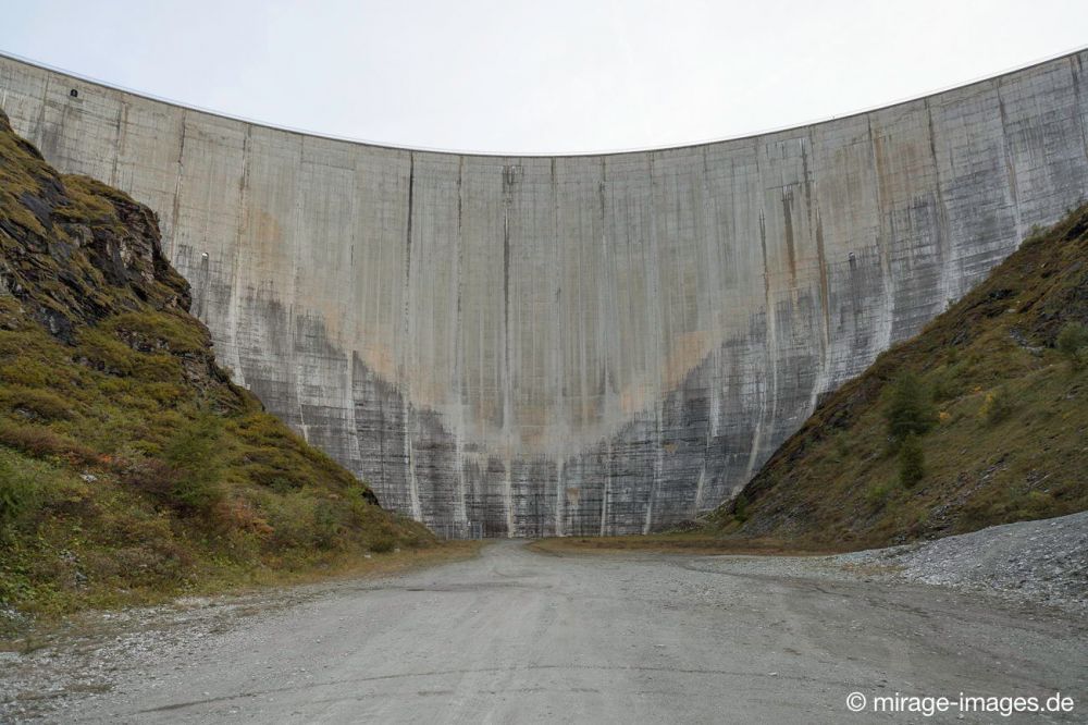 Staumauer
Barrage de Moiry
Schlüsselwörter: Trinkwasser Speicher Bauwerk Versorgung Energie Strom Stromerzeugung Schutz Ingenieurskunst Statik Stabilität Haltbarkeit Festigkeit monumental 