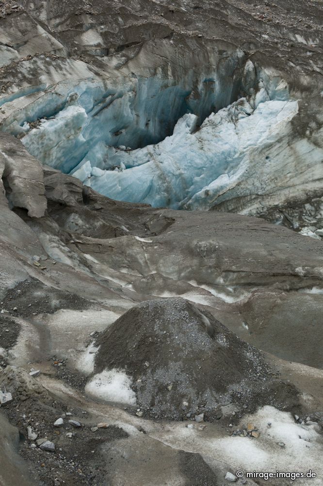 Morteratsch Glacier
Oberengadin
Schlüsselwörter: Gletscher Geröll Moräne Stein Hügel türkis blau Eis eisig kalt grau Maßstab Landschaft schroff Natur Einöde menschenleer schmelzen Gletscherschmelze Bruch Steine rau roh Chaos wild natürlich Erosion Naturgewalt urtümlich Gletscherspalte Portrait t