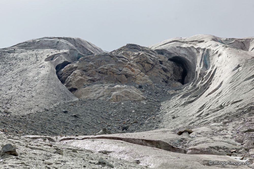 Morteratsch Glacier
Oberengadin
Schlüsselwörter: Gletscher Geröll Moräne Stein Hügel türkis blau Eis eisig kalt grau Maßstab Landschaft schroff Natur Einöde menschenleer schmelzen Gletscherschmelze Bruch Steine rau roh Chaos wild natürlich Erosion Naturgewalt urtümlich Gletscherspalte Portrait t