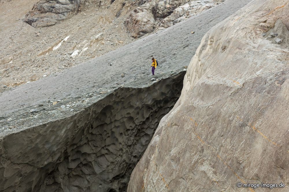 Morteratsch Glacier
Oberengadin
Schlüsselwörter: Gletscher Geröll Moräne Stein Hügel türkis blau Eis eisig kalt grau Maßstab Landschaft schroff Natur Einöde menschenleer schmelzen Gletscherschmelze Bruch Steine rau roh Chaos wild natürlich Erosion Naturgewalt urtümlich Gletscherspalte Portrait t