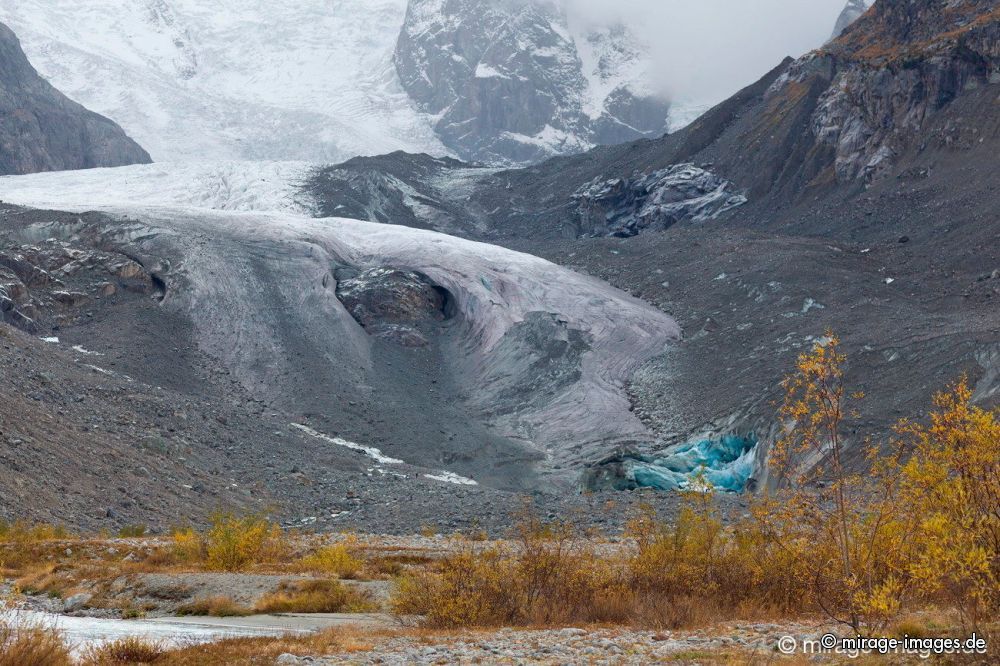 Morteratsch Glacier
Oberengadin
Schlüsselwörter: Gletscher Geröll Moräne Stein Hügel türkis blau Eis eisig kalt grau Maßstab Landschaft schroff Natur Einöde menschenleer schmelzen Gletscherschmelze Bruch Steine rau roh Chaos wild natürlich Erosion Naturgewalt urtümlich Gletscherspalte Portrait t