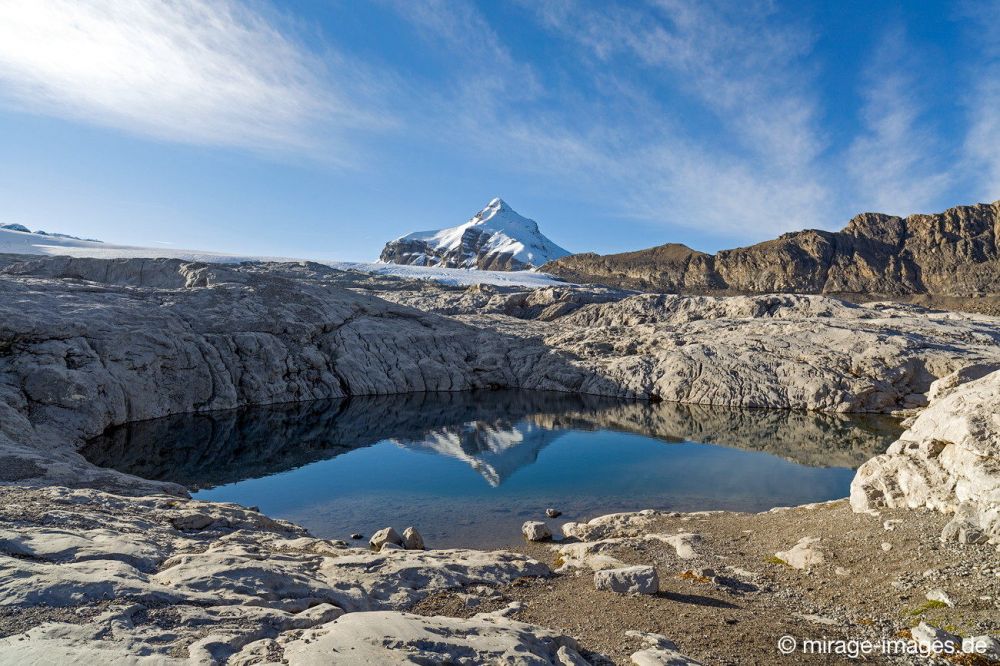Col du Sanetsch
Valais
Schlüsselwörter: fantastisch phantastisch Wildnis rauh rau Felsen Berge Berg hochalpin Gebirge mystisch geheimnisvoll Natur natürlich Wolken urtümlich Kulisse sauber unwegsam Stille ursprünglich zerbrechlich fragil sensibel kantig kraftvoll einsam abgeschieden unbewohn