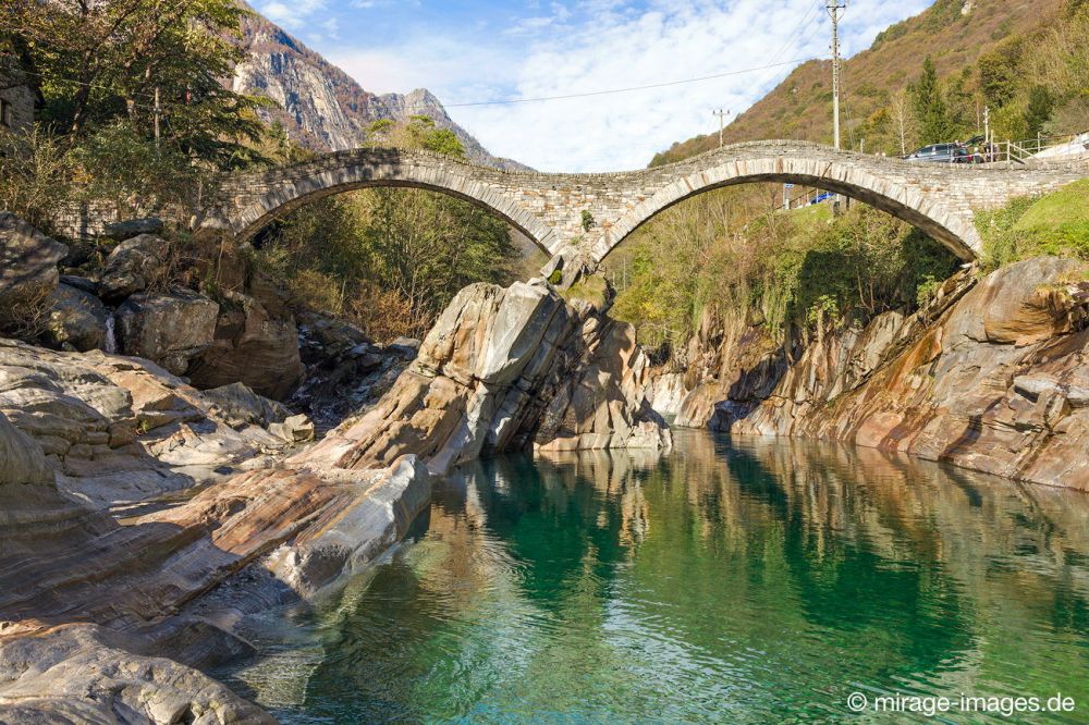 Ponte dei Salti a Lavertezzo
Valle Verzasca
Schlüsselwörter: malerisch Natur natürlich Herbst Kulisse sauber romantisch Stille alt Fluss sensibel Schönheit atemberaubend faszinierend Wasser Glück Postkarte Sonne eindrucksvoll rein Licht Attraktion Tourismus Brücke