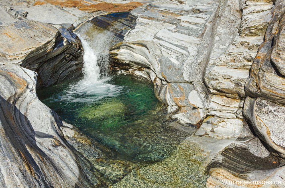 Ponte dei Salti a Lavertezzo
Valle Verzasca
Schlüsselwörter: Wildwasser Kulisse Flussbett Felsen Stein Struktur Wasser Frische klar sauber Süßwasser Schönheit Natur natürlich Landschaft Kraft meditativ fliessen kraftvoll malerisch Tal draussen weich geschwungen Form Erosion Wirbel wild tür