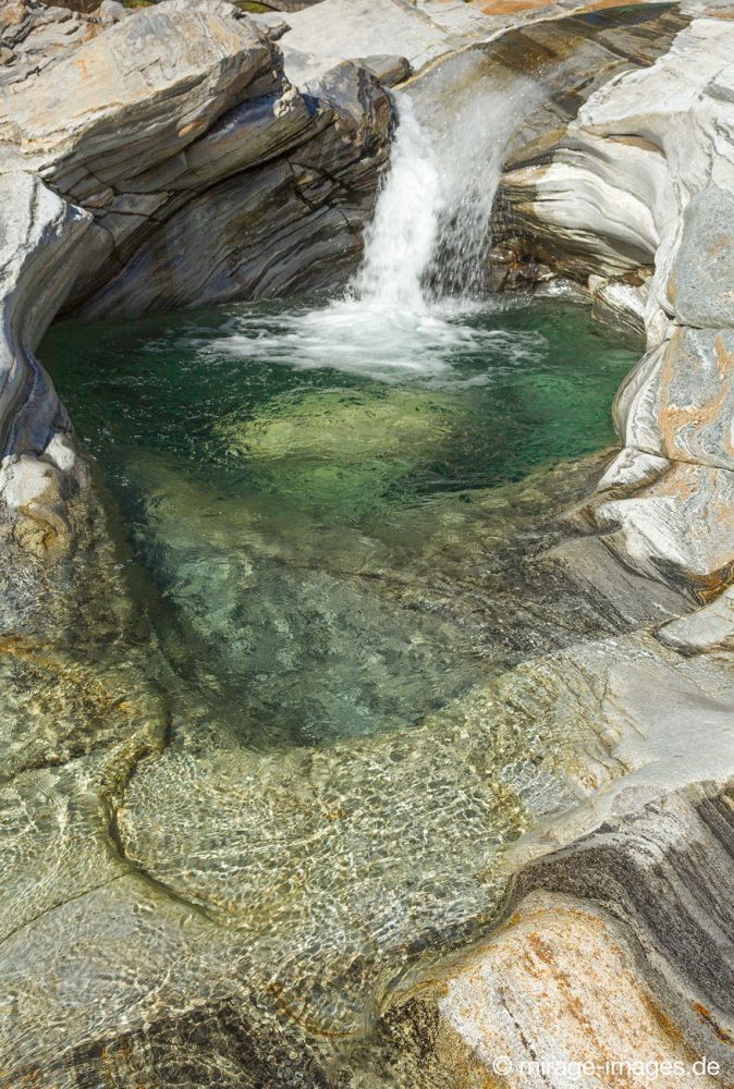 Ponte dei Salti a Lavertezzo
Valle Verzasca
Schlüsselwörter: Wildwasser Kulisse Flussbett Felsen Stein Struktur Wasser Frische klar sauber Süßwasser Schönheit Natur natürlich Landschaft Kraft meditativ fliessen kraftvoll Bewegung bewegen malerisch Tal draussen weich geschwungen Form Erosion Wirbel wild türkis 