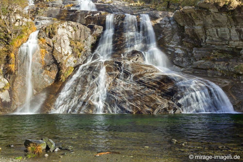 Wasserfall
Valle Maggia
Schlüsselwörter: Wildwasser Kulisse Flussbett Felsen Stein Struktur Wasser Frische klar sauber Süßwasser Schönheit Natur Cascades and Streams1 Kraft meditativ fliessen kraftvoll Bewegung bewegen malerisch Tal draussen weich geschwungen Form Erosion Wirbel wild türkis