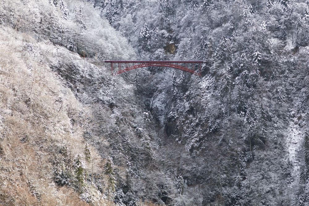 Railway Bridge
Aigle
Schlüsselwörter: Bauwerk, Brücke, Schnee, Winter, Landschaft, Eisenbahn, Glacier Express, Schlucht, Wald, unwegsam, atemberaubend, Abenteuer, Architektur, Eisen, rot, Infrastruktur, Verkehr, Verkehrsweg, Glacier Express, rot,