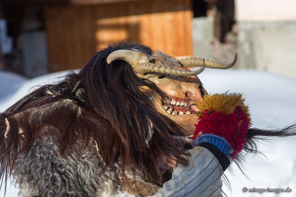 Tsch�gg�tt�larve
L�tschental
Schlüsselwörter: authentisch, Fasnacht, Maske, Larve, Arvenholz, Fratze, Dämon, lebendig, dämonisch, Brauch, Brauchtum, Tradition, traditionell, Umzug, Kost�m, Verkleidung, Fell, Glocke, Kuhglocke, furchterregend, schrecklich, Schrecken, Angst, Furcht, Schnee, urtümli