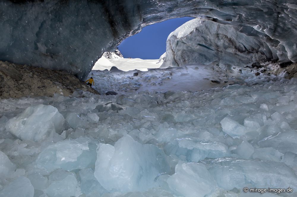 Ice Cave
Lötschental
Schlüsselwörter: Gletscher, Höhle, Eishöhle, tief blau, weiss, Klimawandel, CO2, Temperatur, Relief, Metamorphose, Kristall, Kristalle, kristallin, malerisch, vereist, eisig, Eis, gefroren, Winter, Frost, Kälte, kalt, frieren, Wildnis, wild, Zauber, rauh, naturschutz,