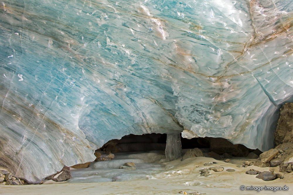 Inside the Glacier Gate
Lötschental
Schlüsselwörter: Endmoränenlandschaft Gletscher Höhle Eishöhle blau türkis weiss abstrakt Form Textur Struktur Gemälde Klimawandel CO2 Temperatur Relief Metamorphose Kristall Kristalle kristallin Süsswasser vereist eisig Eis gefroren Winter Frost Kälte kalt frieren