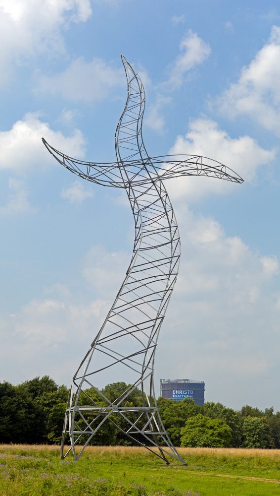 Der Zauberlehrling 
Emscherkunst 2013 Oberhausen
Schlüsselwörter: Industriekultur, Kunst, Landschaft, Ruhrgebiet, Ausstellung, international, Zukunft, Triennale, Strommast, tanzen, tanzend, Landmarke, Inges Idee,