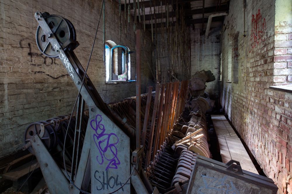Control Center
Dortmund
Schlüsselwörter: Eisenbahn, Stellwerk, abgeschieden, abgestellt, aufgegeben, ausgedient stillgelegt, Ruine, Verfall, Erosion, Zeitalter, Abbruch, Industrieanlage, beschädigt, Industrie, Industrieruine, Stahlwerk, Rost, Eisen, Halle, Staub, Stahl, Architektur, manuell,