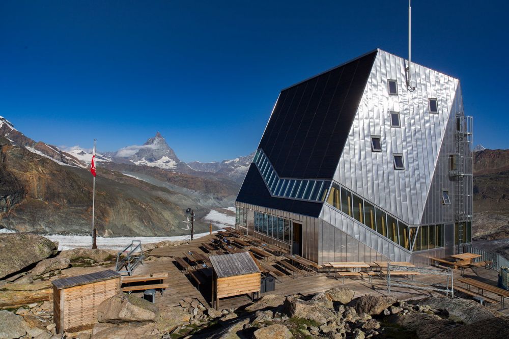 Cabane du Mont Rose
Zermatt
Schlüsselwörter: Juwel, ökologisch, effizient, Projekt, EPFL, Unterkunft, Hütte, Schutz, Matterhorn, exklusiv, fantastisch, Felsen, hochalpin, Natur, natürlich, Gletscher, majestätisch, Kulisse, sauber, romantisch, lebendig, unwegsam, Stille, Sonne, Landschaft, kantig