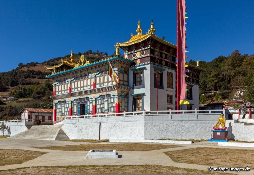 Khinmey Nyingma Monastery 
Tawang
Schlüsselwörter: Buddhismus Glauben Religion Kloster tibetisch Lama Himmel Sakyamuni Gompa heilig Heiligtum Schönheit Natur Mahayana Architektur blau erhaben majestätisch romantisch geweiht buddhistisch Zufluchtsort Rauch