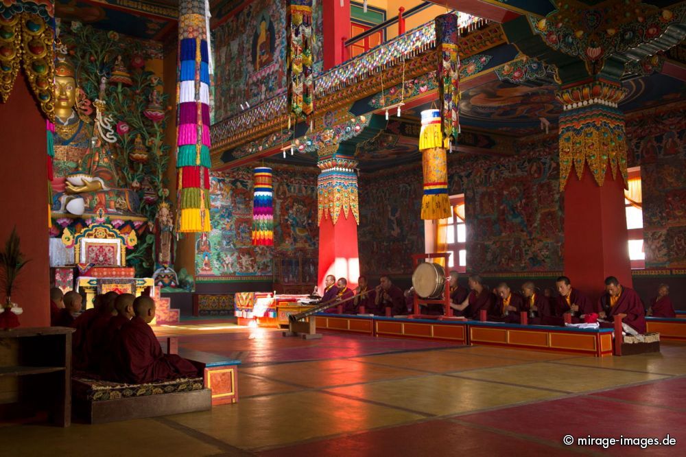 Tibetan Ceremony
Khinmey Nyingma Monastery Tawang
Schlüsselwörter: Buddhismus tibetisch Sakyamuni Gompa heilig Heiligtum Schönheit Mahayana erhaben Sprechgesang innen buddhistisch Zeremonie farbig schön erhaben Ritual Verehrung göttlich Praxis Leere Illusion Klang vibrieren Intensität intensiv Tiefe Gesang kraftvoll